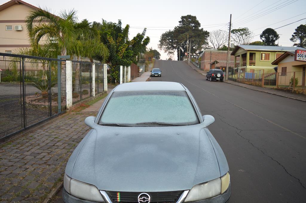 Geada cobriu os carros no bairro Canabarro.