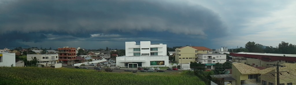 Nuvem-arco de temporal avança sobre Teutônia.